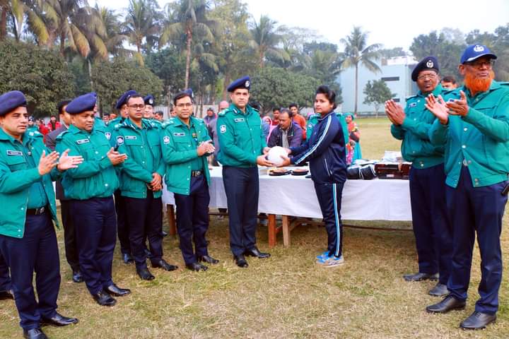 আরএমপি পুলিশ লাইন্সে উন্নতমানের ক্রীড়া সামগ্রী বিতরণ করলেন পুলিশ কমিশনার